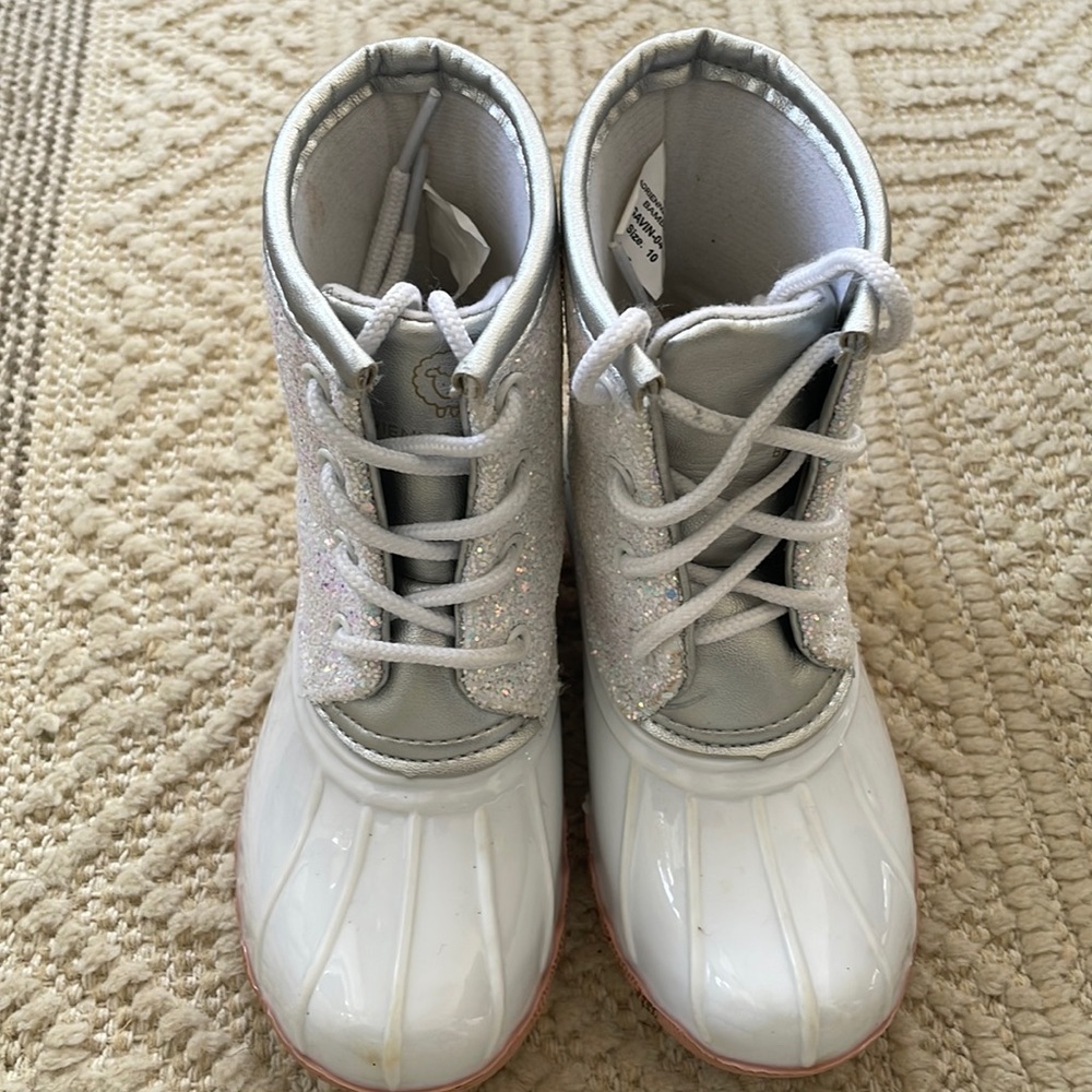 Adrienne Vittadini white snow boots with laces